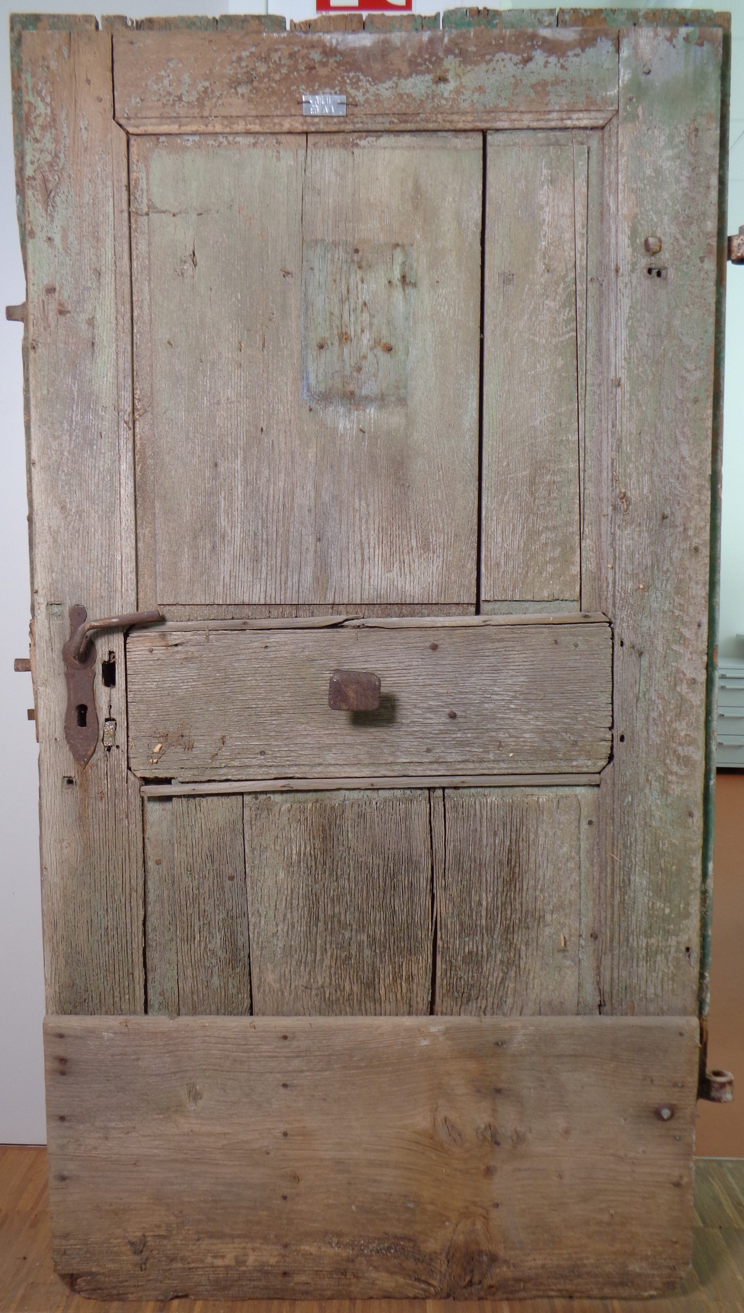 Historische Tür mit Witterungsspuren