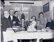 Erstkommunionfeier mit Gugelhupf und Torten, Aub späte 1940er, Foto Adam Menth