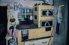 Eine einfache Gugelhupfform aus Blech hängt in der altertümlichen Küche mit Sesselofen in Fischern Nr 9 im Landkreis Wunsiedel, 1968, Foto Konrad Bedal 